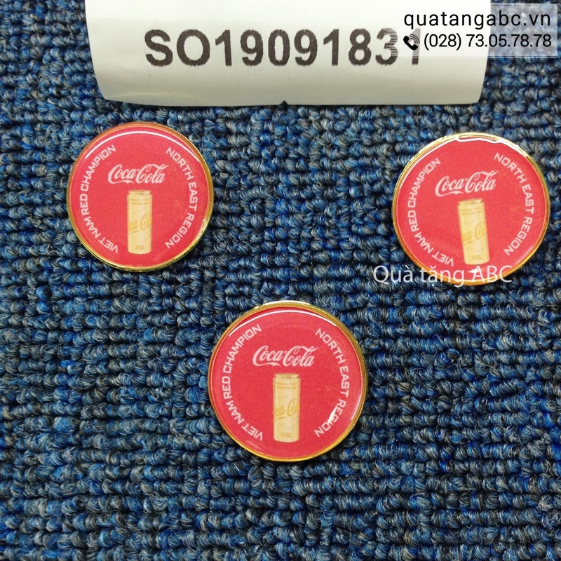 Huy hiệu kim loại công ty TNHH nước giải khát Coca Cola Việt Nam đặt làm tại INLOGO