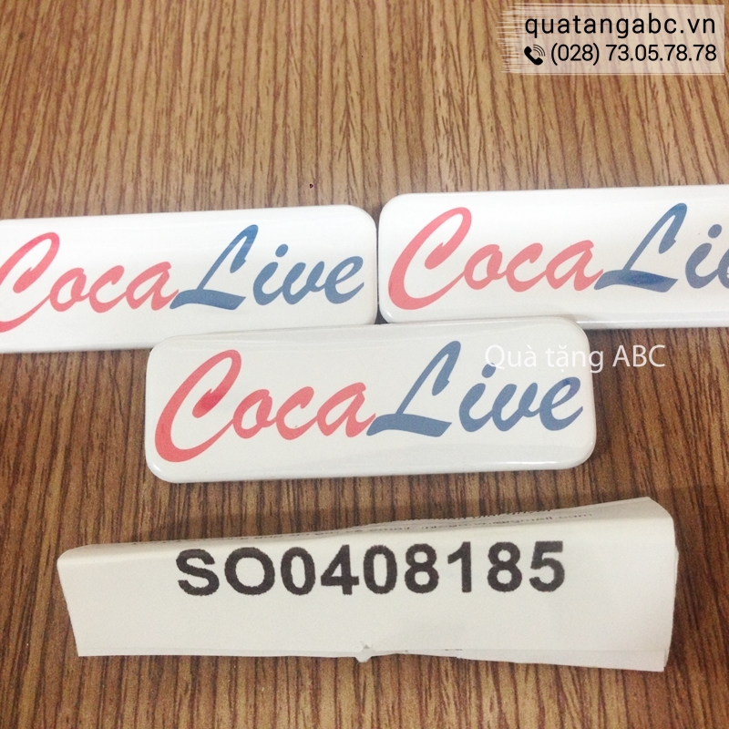 Logo cài áo Coca Live đặt làm tại INLOGO.